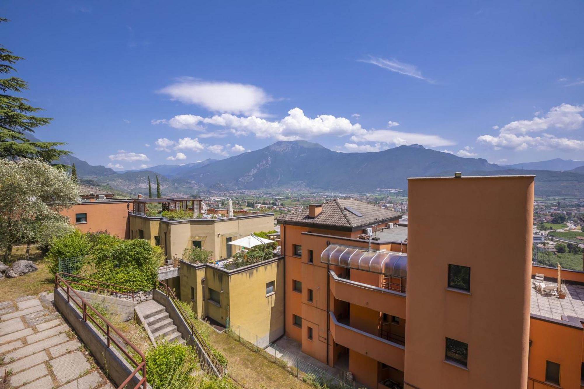 Lake View Dom-Us Apartment - Happy Rentals Riva del Garda Eksteriør billede